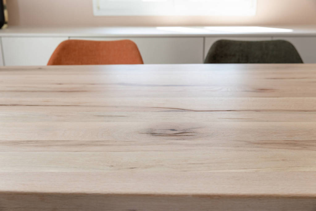 Feng-shui et Décoration d'un Maison à Brinckheim - Détail de la table en bois massif veiné de la salle à manger, par Etymodéco, Magali Brustlein, Décoratrice et Expert Feng Shui à Saint Louis en Alsace