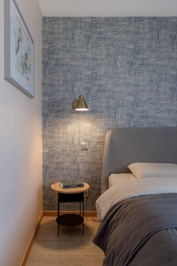 Feng-shui et Décoration d'un Maison à Brinckheim - La chambre parentale aux tons bleus gris avec détail du chevet, par Etymodéco, Magali Brustlein, Décoratrice et Expert Feng Shui à Saint Louis en Alsace