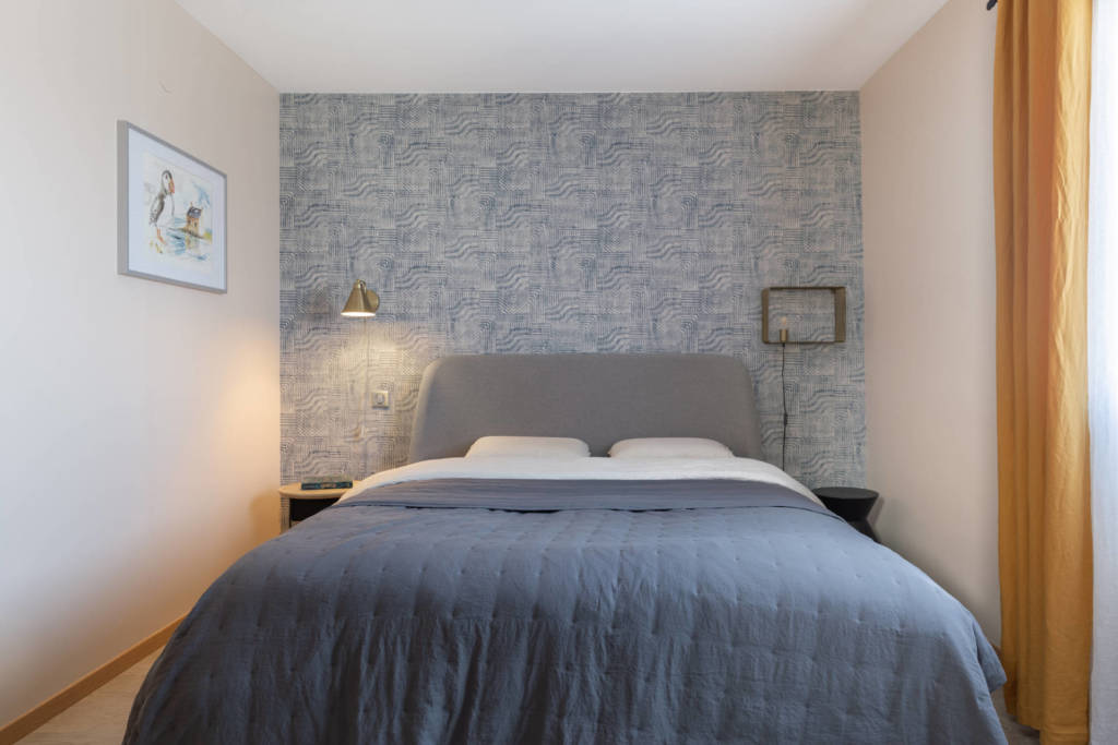 Feng-shui et Décoration d'un Maison à Brinckheim - La chambre parentale aux tons bleus gris effet chiné et rideaux jaune, par Etymodéco, Magali Brustlein, Décoratrice et Expert Feng Shui à Saint Louis en Alsace