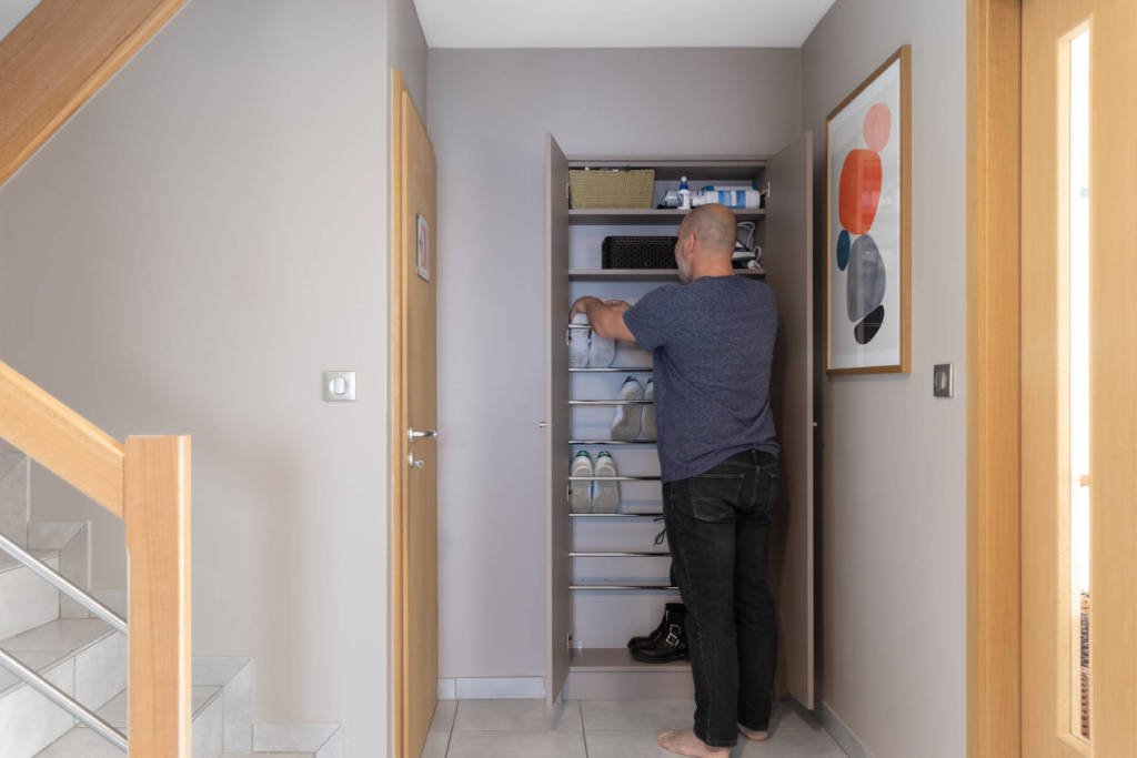 Feng-shui et Décoration d'un Maison à Brinckheim - Placard de l'entrée pour le rangement des chaussures en utilisation, par Etymodéco, Magali Brustlein, Décoratrice et Expert Feng Shui à Saint Louis en Alsace