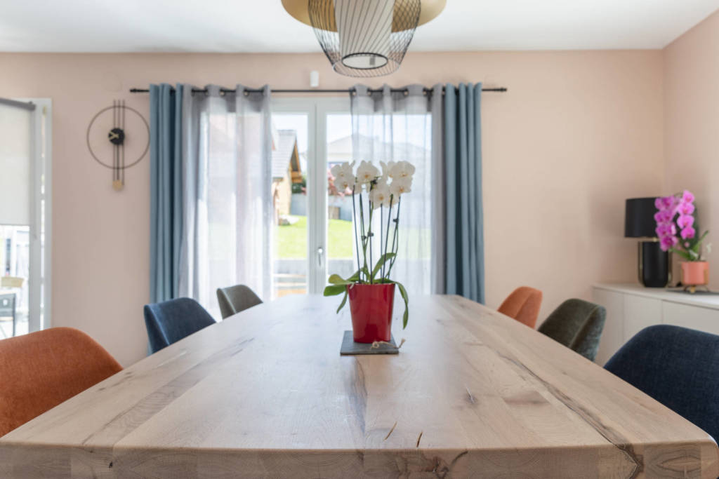 Matière - Feng-shui et Décoration d'un Maison à Brinckheim - Un table de salle à manger riche du vécu du bois et finition douce blanchie, par Etymodéco, Magali Brustlein, Décoratrice et Expert Feng Shui à Saint Louis en Alsace