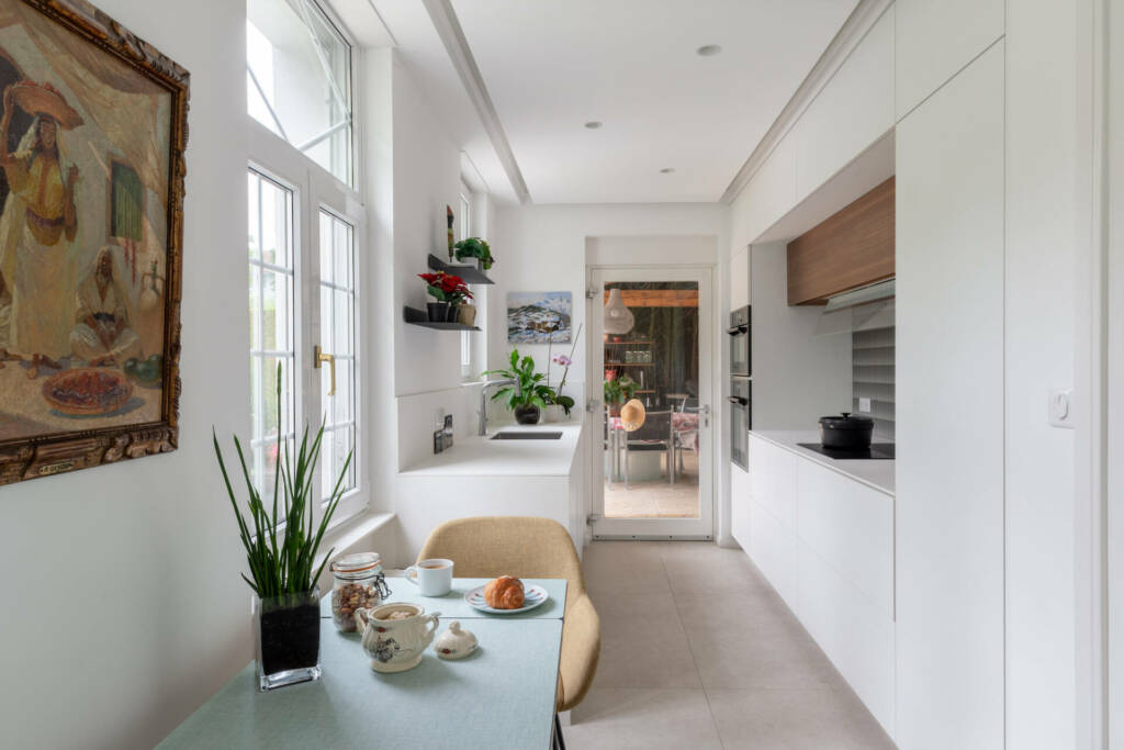 Une grand cuisine lumineuse avec le bois en contraste, par Etymodéco, Magali Brustlein, Décoratrice et Expert Feng Shui à Saint Louis en Alsace