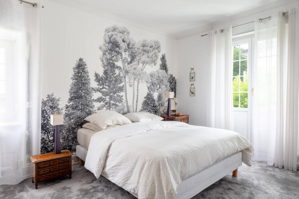 La chambre parentale avec la tête de lit en panoramique esprit forêt, par Etymodéco, Magali Brustlein, Décoratrice et Expert Feng Shui à Saint Louis en Alsace