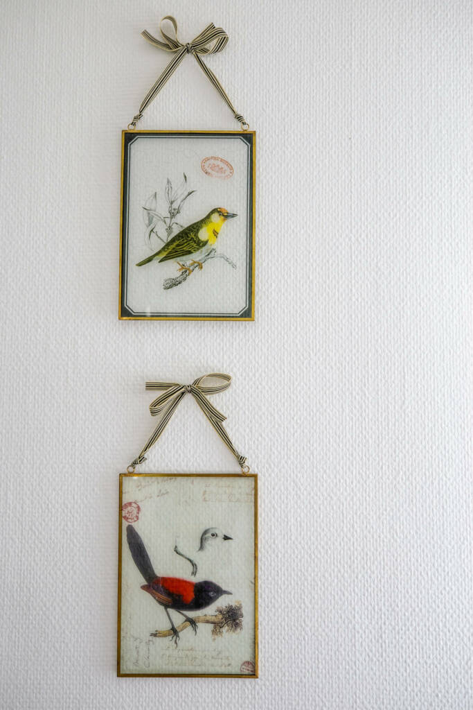 Détail de décoration avec des verres peints d'oiseaux, par Etymodéco, Magali Brustlein, Décoratrice et Expert Feng Shui à Saint Louis en Alsace