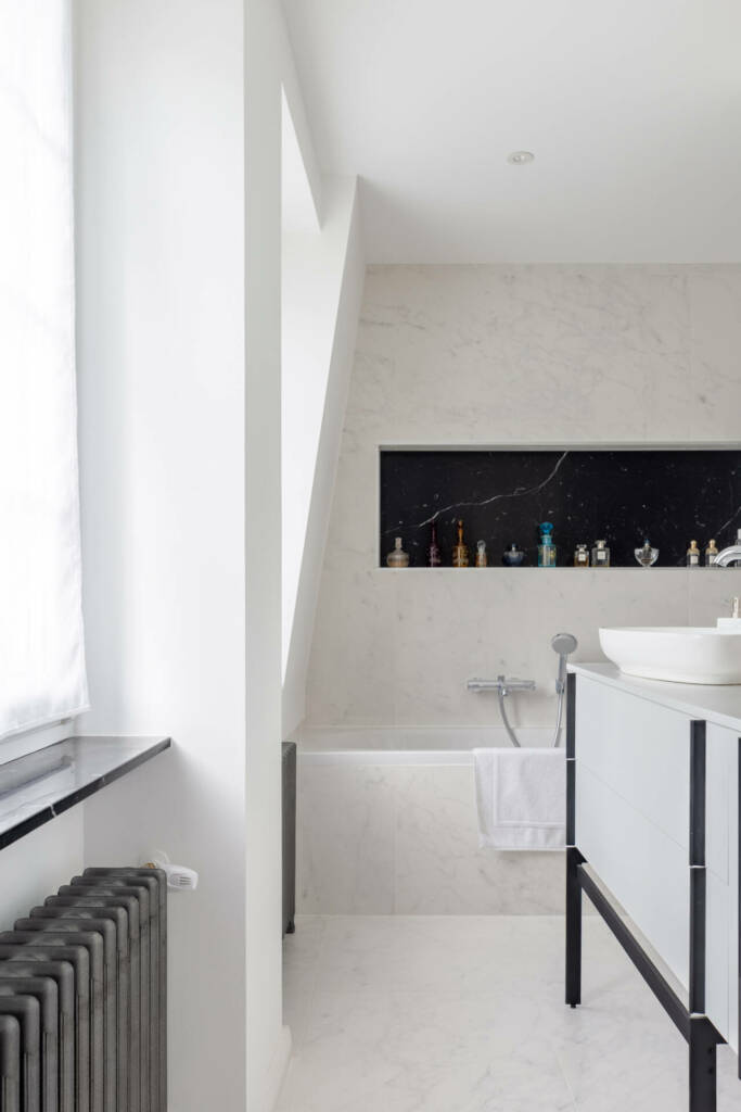 Détail de la salle de bain en blanc avec les touches noires et marbre, par Etymodéco, Magali Brustlein, Décoratrice et Expert Feng Shui à Saint Louis en Alsace
