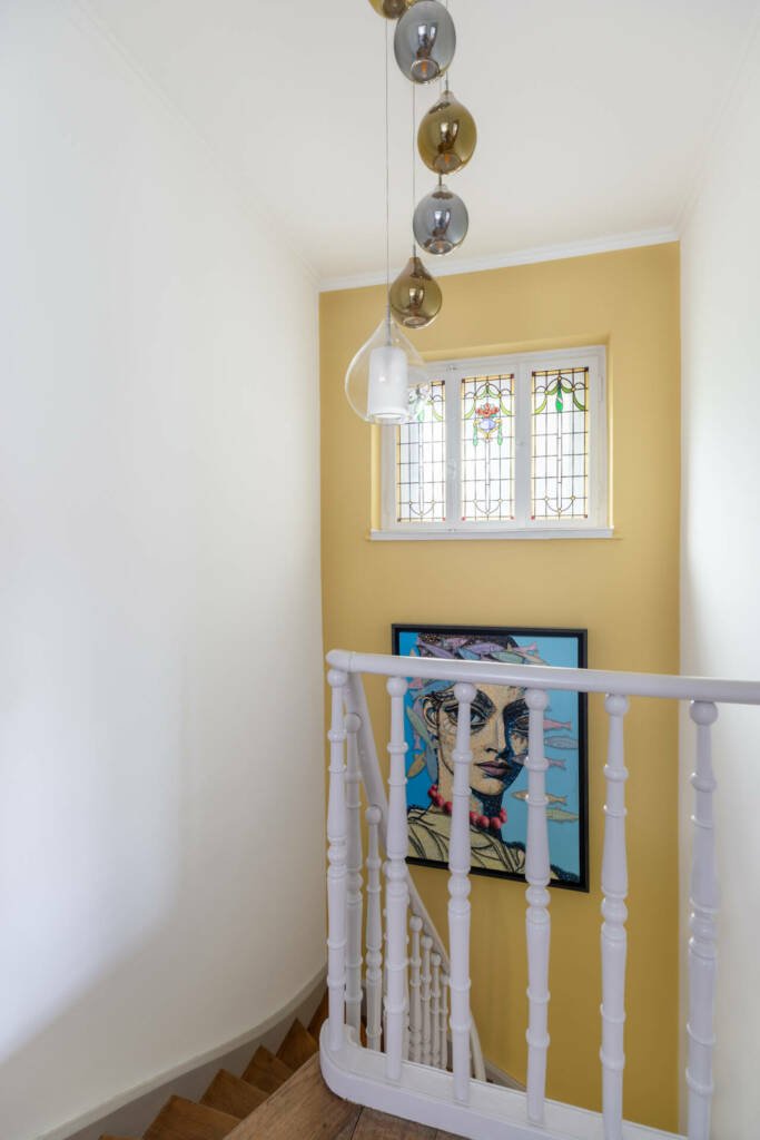 La cage d'escalier et la chaleur du jaune pale, par Etymodéco, Magali Brustlein, Décoratrice et Expert Feng Shui à Saint Louis en Alsace