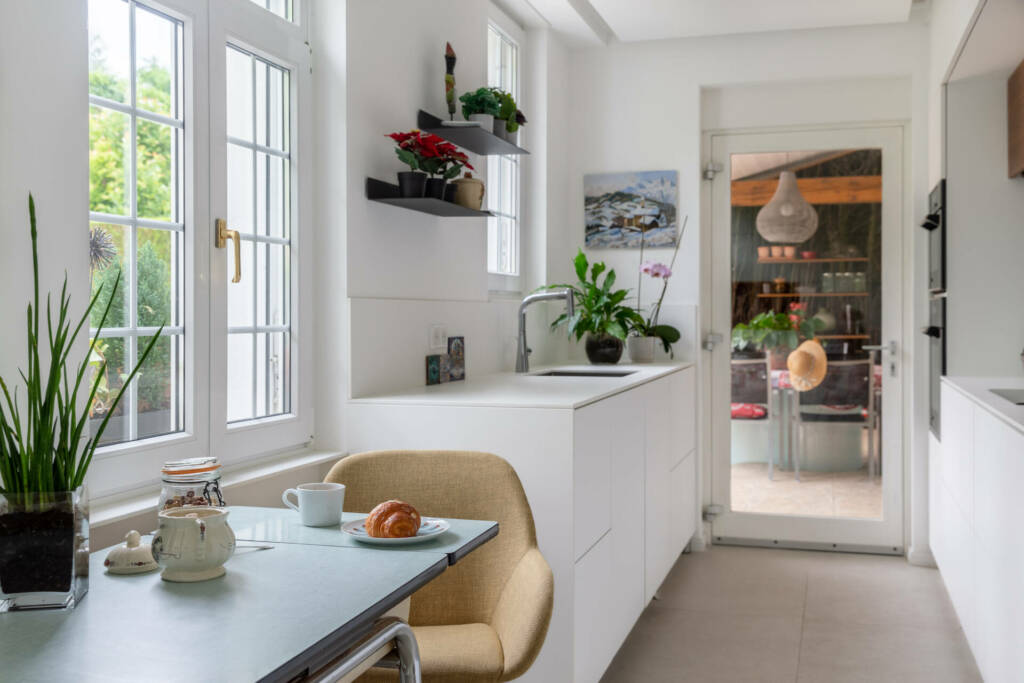 La cuisine en long couloir avec vu sur la salle à manger, par Etymodéco, Magali Brustlein, Décoratrice et Expert Feng Shui à Saint Louis en Alsace
