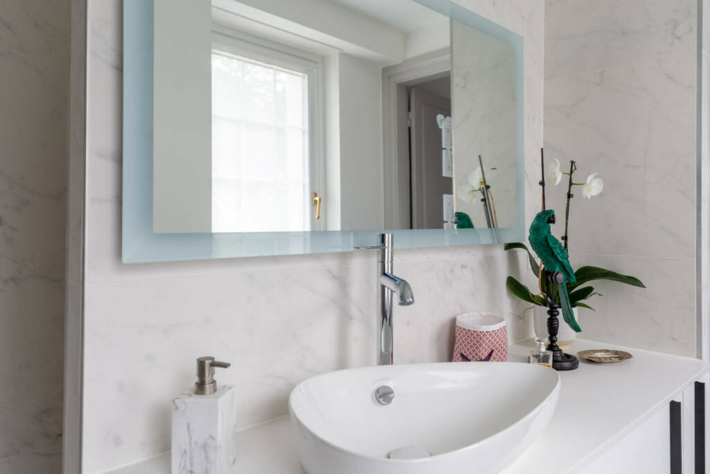 Une vasque avec miroir pour répéter la lumière naturelle, par Etymodéco, Magali Brustlein, Décoratrice et Expert Feng Shui à Saint Louis en Alsace