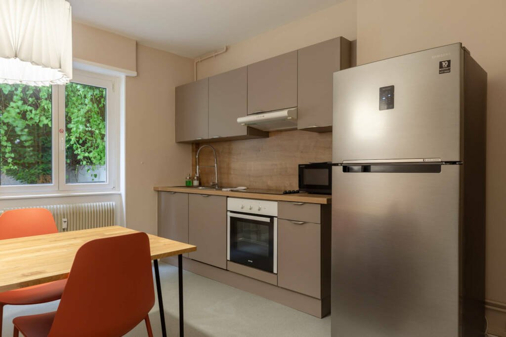 La cuisine aménagée aux tons taupe, par Etymodéco, Magali Brustlein, Décoratrice et Expert Feng Shui à Saint Louis en Alsace