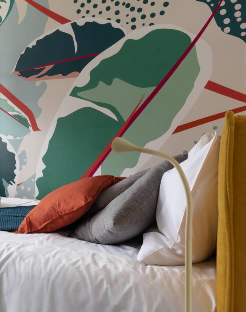 Dépaysement assuré dans ce studio coloré d'un grand panoramique feuillage, par Etymodéco, Magali Brustlein, Décoratrice et Expert Feng Shui à Saint Louis en Alsace