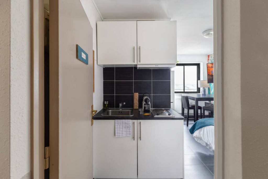 Dès l'entrée, une kitchenette bien intégrée, par Etymodéco, Magali Brustlein, Décoratrice et Expert Feng Shui à Saint Louis en Alsace