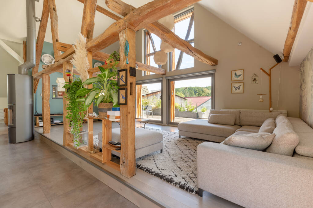 Vue du salon vers la terrasse suspendue extérieure, par Etymodéco, Magali Brustlein, Décoratrice et Expert Feng Shui à Saint Louis en Alsace