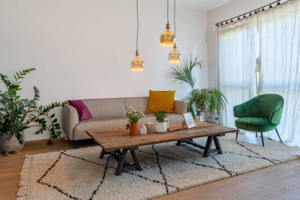 Le salon sobre aux touche colorées, par Etymodéco, Magali Brustlein, Décoratrice et Expert Feng Shui à Saint Louis en Alsace