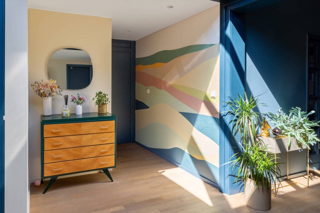 L'accès à la chambre par un petit couloir au panoramique valonné et graphique, par Etymodéco, Magali Brustlein, Décoratrice et Expert Feng Shui à Saint Louis en Alsace