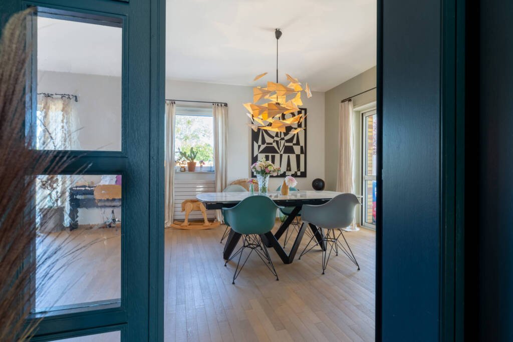 Vue du couloir bleu sur la salle à manger artistique et design, par Etymodéco, Magali Brustlein, Décoratrice et Expert Feng Shui à Saint Louis en Alsace