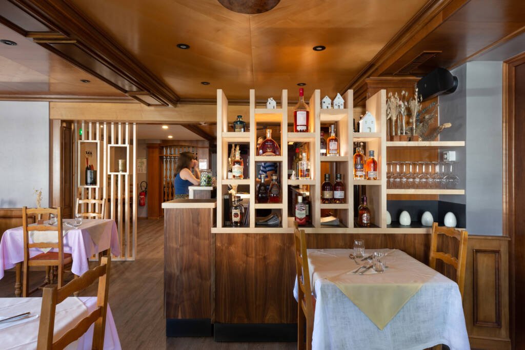 Aménagement du bar sur-mesure pour rangement des spiritueux, par Etymodéco, Magali Brustlein, Décoratrice et Expert Feng Shui à Saint Louis en Alsace