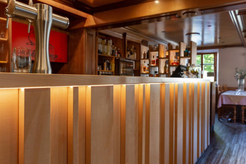 Détail du bar et les jeux d'ombres et de lumière sur le bois, par Etymodéco, Magali Brustlein, Décoratrice et Expert Feng Shui à Saint Louis en Alsace