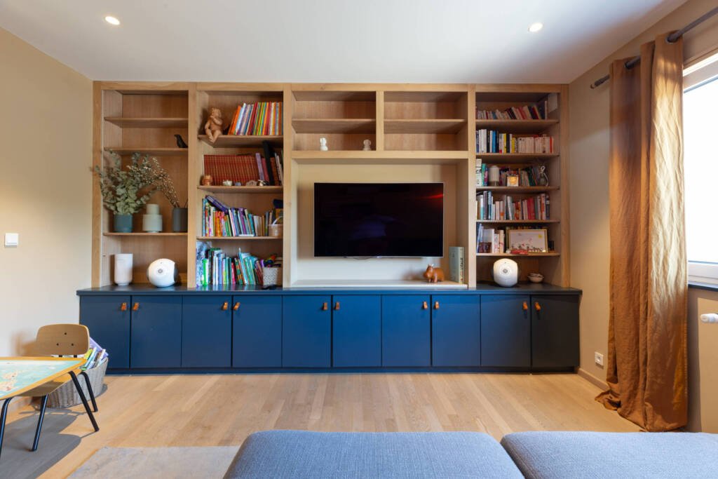 Agencement sur mesure pour le meuble télé hifi, contraste entre bois clair et bleu nuit, par Etymodéco, Magali Brustlein, Décoratrice et Expert Feng Shui à Saint Louis en Alsace