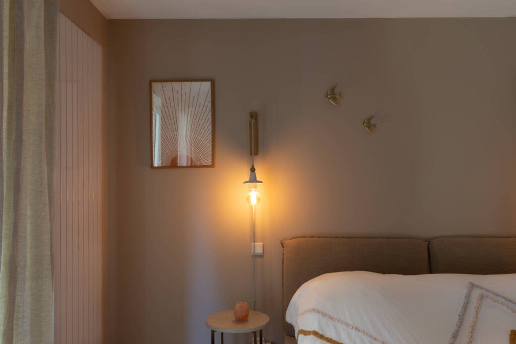 Détail sur la lampe de chevet dans la chambre parentale, par Etymodéco, Magali Brustlein, Décoratrice et Expert Feng Shui à Saint Louis en Alsace
