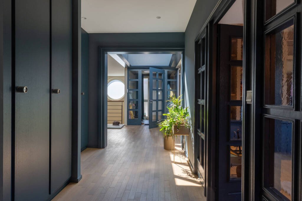 Etre bleu gris et bleu canard pour cette grande entrée aux placards multiples, par Etymodéco, Magali Brustlein, Décoratrice et Expert Feng Shui à Saint Louis en Alsace