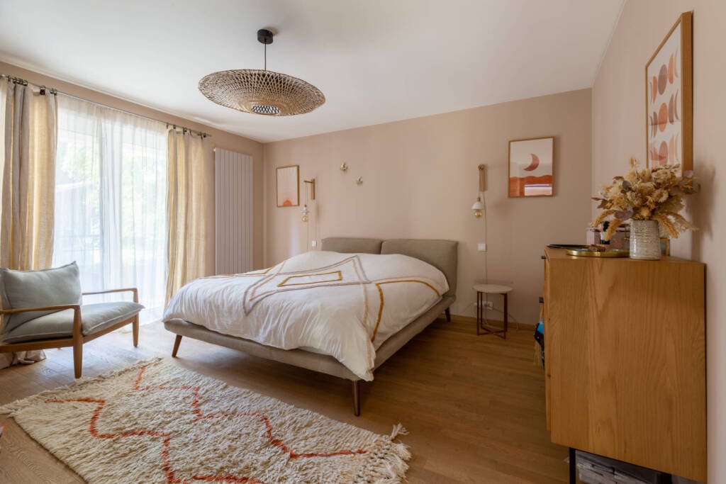 La chambre douce et cocoon à la touche graphique orangée, par Etymodéco, Magali Brustlein, Décoratrice et Expert Feng Shui à Saint Louis en Alsace
