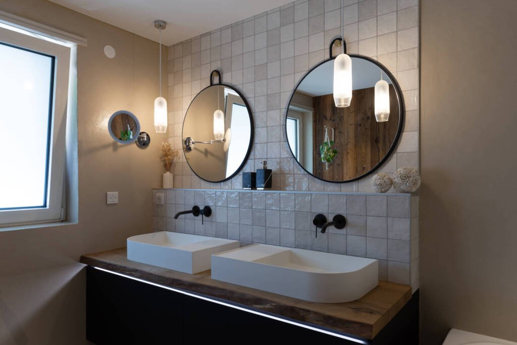 Une salle de bain pour couple, émaux beiges et bois brut, par Etymodéco, Magali Brustlein, Décoratrice et Expert Feng Shui à Saint Louis en Alsace