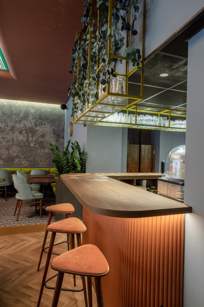 Détail du bar et ses suspensions végétales, par Etymodéco, Magali Brustlein, Décoratrice et Expert Feng Shui à Saint Louis en Alsace