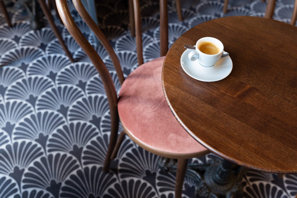Détail du sol avec vue sur un espresso, par Etymodéco, Magali Brustlein, Décoratrice et Expert Feng Shui à Saint Louis en Alsace