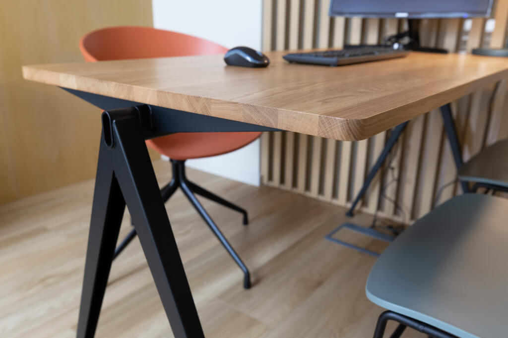 Détail du piètement du bureau, par Etymodéco, Magali Brustlein, Décoratrice et Expert Feng Shui à Saint Louis en Alsace