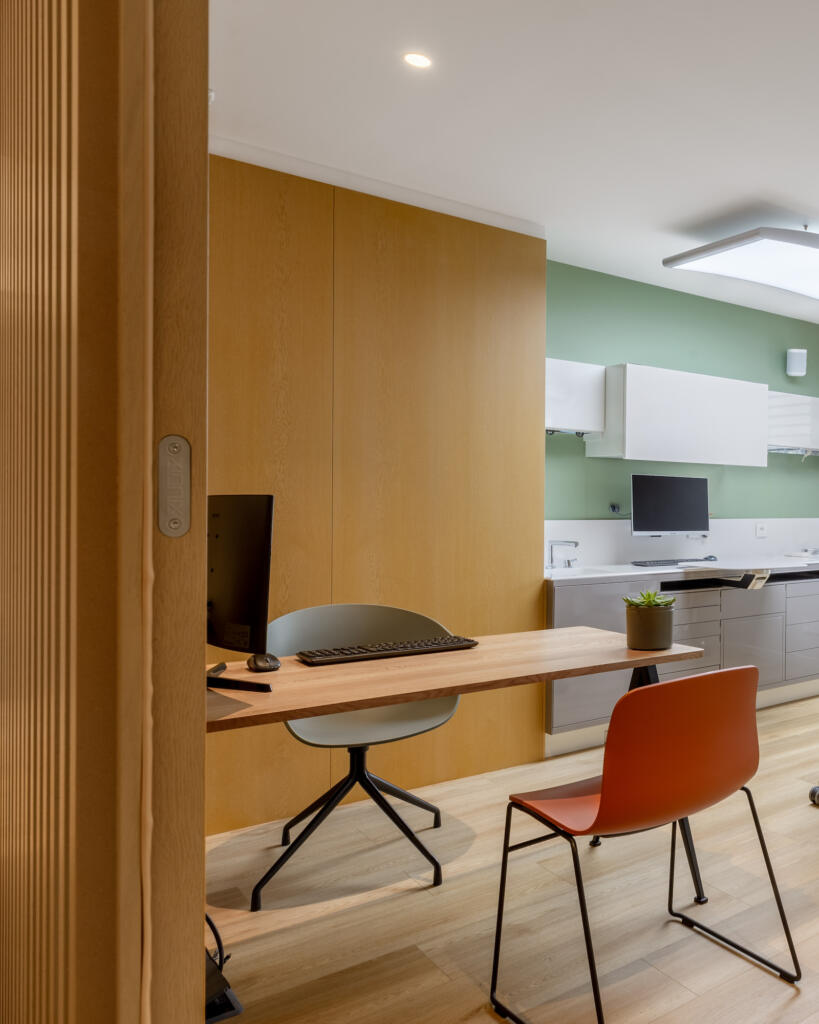 Gros plan sur le bureau de la salle de soins, par Etymodéco, Magali Brustlein, Décoratrice et Expert Feng Shui à Saint Louis en Alsace