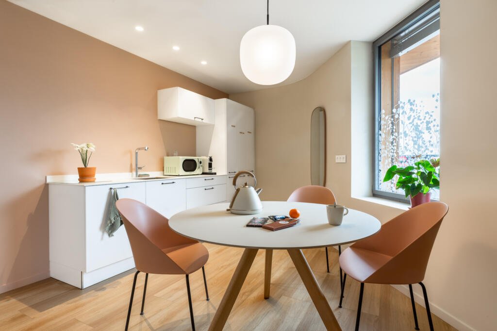 La cuisine de l'équipe du cabinet, par Etymodéco, Magali Brustlein, Décoratrice et Expert Feng Shui à Saint Louis en Alsace