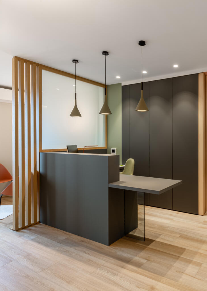 L'accueil du Cabinet aux tons verts et bois clairs, par Etymodéco, Magali Brustlein, Décoratrice et Expert Feng Shui à Saint Louis en Alsace