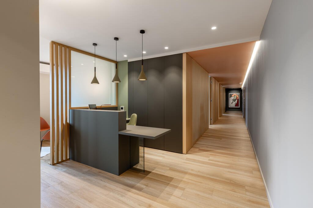 L'accueil du Cabinet avec vue sur le couloir, par Etymodéco, Magali Brustlein, Décoratrice et Expert Feng Shui à Saint Louis en Alsace