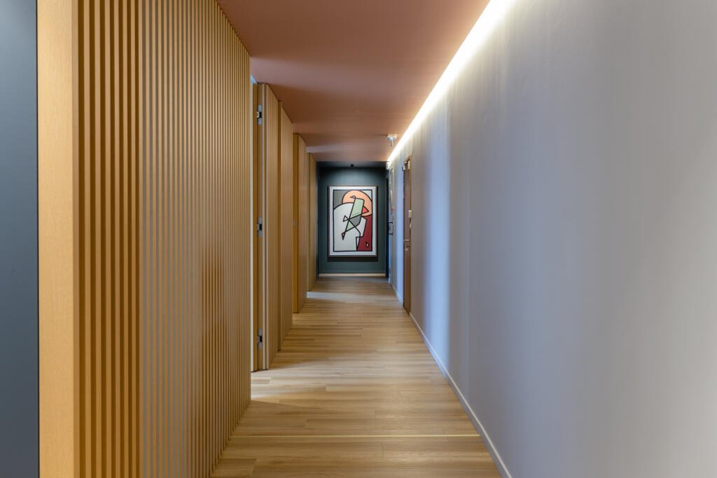 Le grand couloir longé par un claustra de bois clair, par Etymodéco, Magali Brustlein, Décoratrice et Expert Feng Shui à Saint Louis en Alsace
