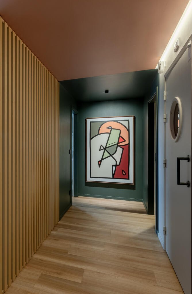 Le tableau de l'artiste sur fond vert réalisé sur mesure en lien avec la charte graphique, par Etymodéco, Magali Brustlein, Décoratrice et Expert Feng Shui à Saint Louis en Alsace