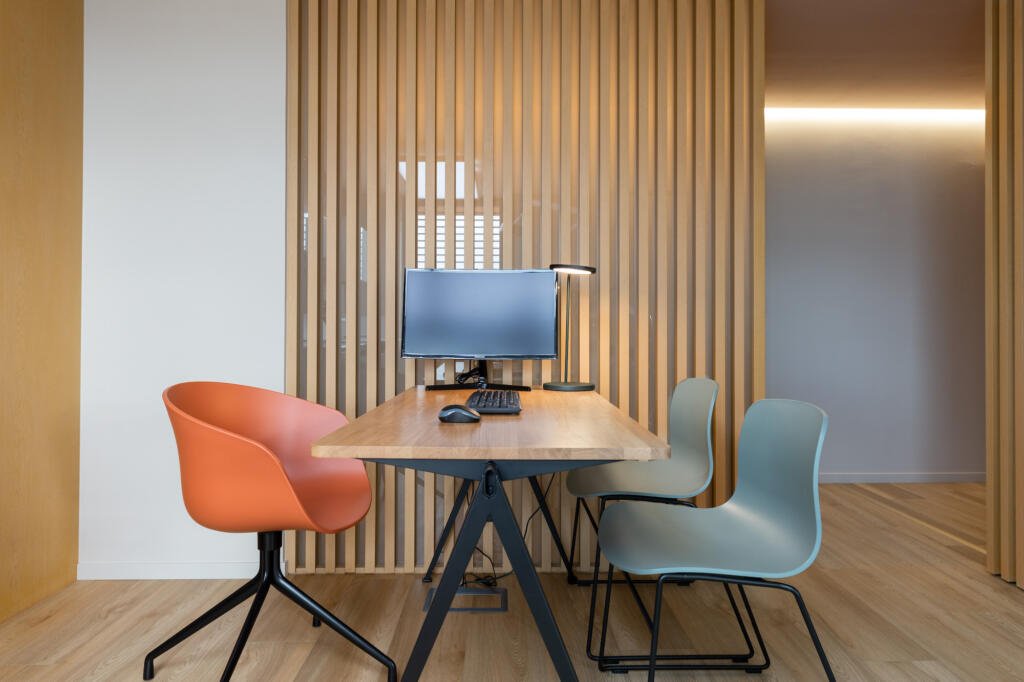 Un bureau de consultations avec vue sur le claustra de séparation du couloir, par Etymodéco, Magali Brustlein, Décoratrice et Expert Feng Shui à Saint Louis en Alsace