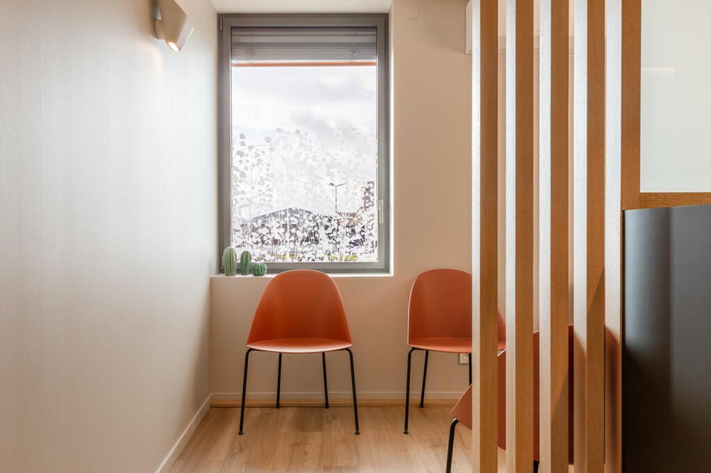 Une salle d'attente avec vitrophanie floral sur la fenêtre, par Etymodéco, Magali Brustlein, Décoratrice et Expert Feng Shui à Saint Louis en Alsace