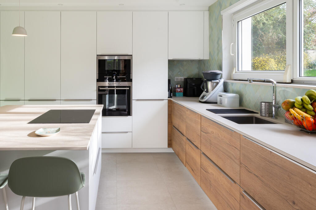 Détail du linéaire de la cuisine avec son point d'eau à la façade de bois effet brut, par Etymodéco, Magali Brustlein, Décoratrice et Expert Feng Shui à Saint Louis en Alsace