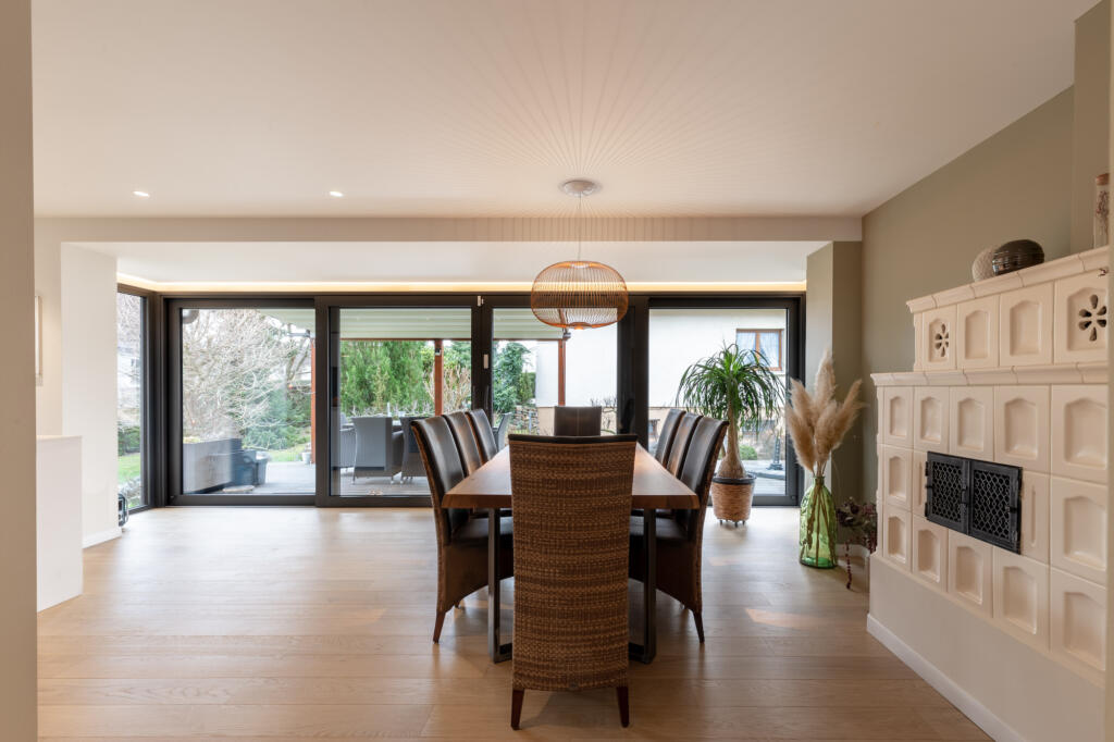 Entrée de la salle à manger avec son poêle alsacien, par Etymodéco, Magali Brustlein, Décoratrice et Expert Feng Shui à Saint Louis en Alsace