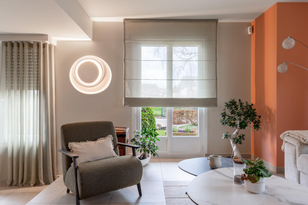 Le salon aux tons crème réhaussés d'un aplat abricotpar Etymodéco, Magali Brustlein, Décoratrice et Expert Feng Shui à Saint Louis en Alsace