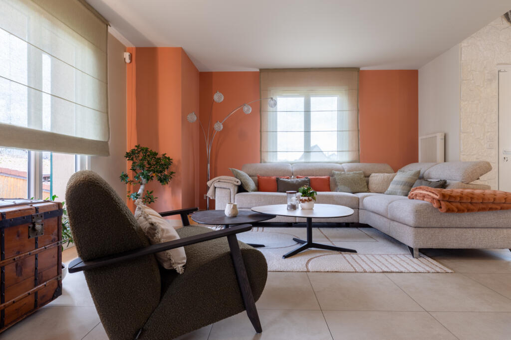 Le salon avec son canapé en L et un fauteuil brun, par Etymodéco, Magali Brustlein, Décoratrice et Expert Feng Shui à Saint Louis en Alsace