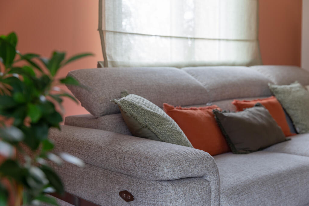 Le salon et son canapé confortable, par Etymodéco, Magali Brustlein, Décoratrice et Expert Feng Shui à Saint Louis en Alsace
