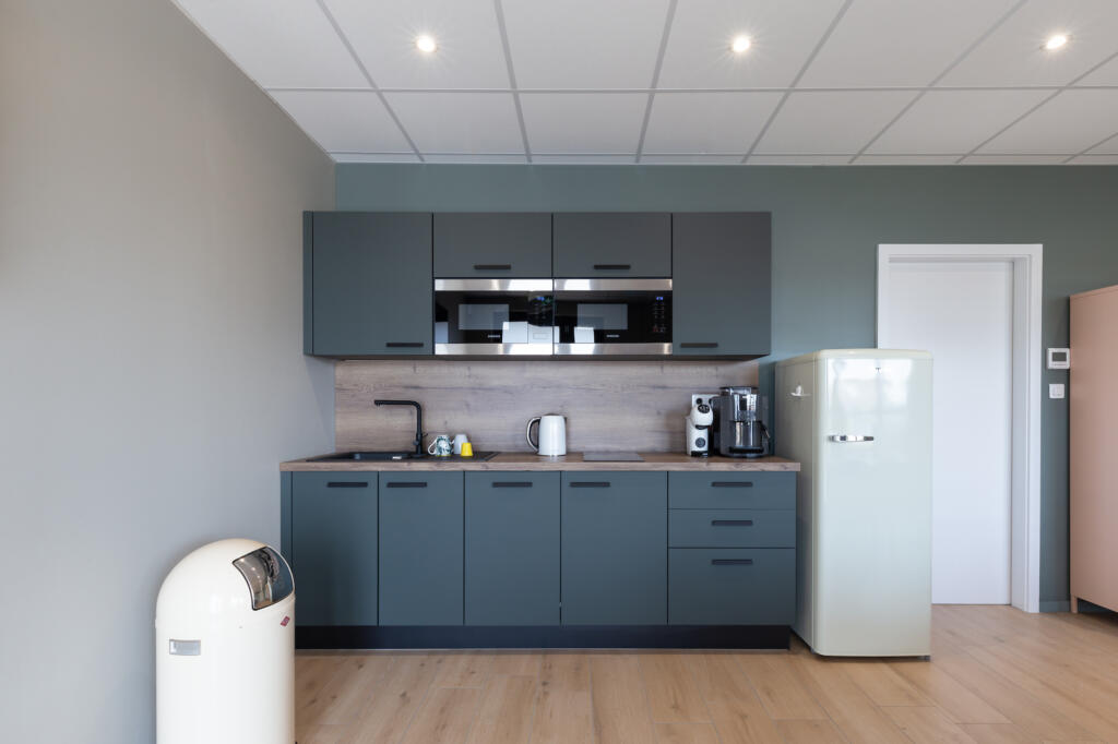 Cuisine équipée et son frigo rétro SMEG, par Etymodéco, Magali Brustlein, Décoratrice et Expert Feng Shui à Saint Louis en Alsace