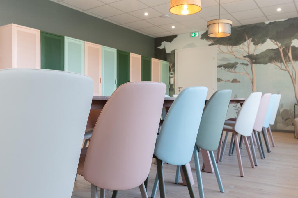 Gros plan sur les chaises enveloppantes de la salle de pause, par Etymodéco, Magali Brustlein, Décoratrice et Expert Feng Shui à Saint Louis en Alsace