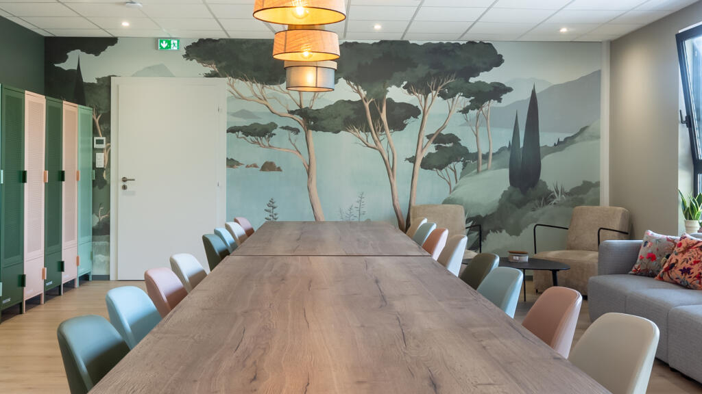 La grande salle de pause et son panoramique forêt bord de lac, par Etymodéco, Magali Brustlein, Décoratrice et Expert Feng Shui à Saint Louis en Alsace