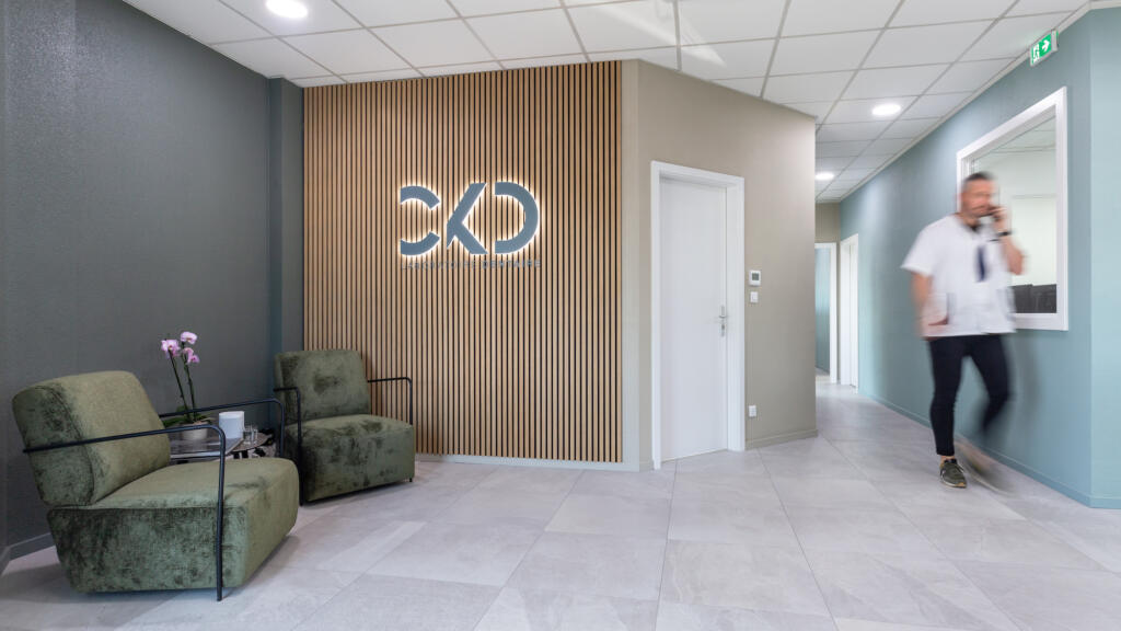 L'accueil, son lattage de bois et son logo rétro-éclairé, par Etymodéco, Magali Brustlein, Décoratrice et Expert Feng Shui à Saint Louis en Alsace