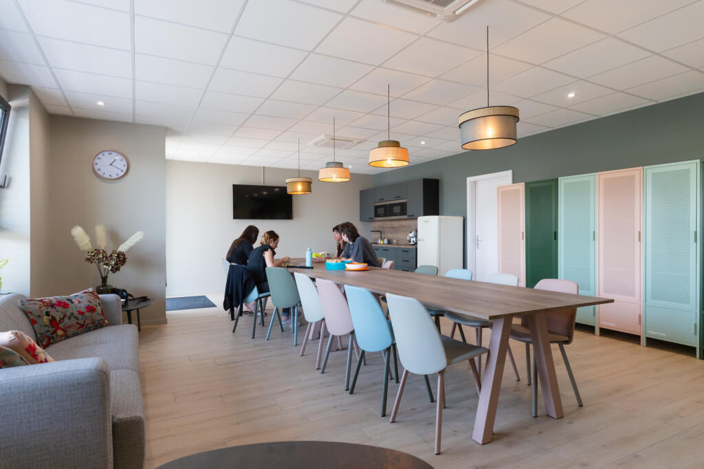 Les employés dans leur salle de pause avec cuisine équipée, par Etymodéco, Magali Brustlein, Décoratrice et Expert Feng Shui à Saint Louis en Alsace