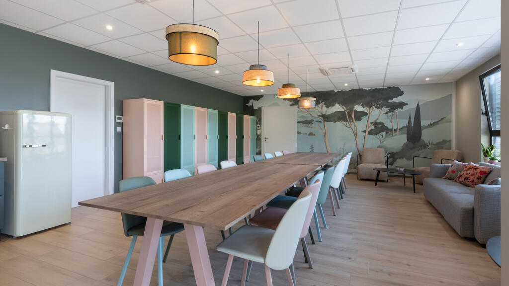 Vue complète de la salle de pause, des vestiaires et du panoramique forêt, par Etymodéco, Magali Brustlein, Décoratrice et Expert Feng Shui à Saint Louis en Alsace