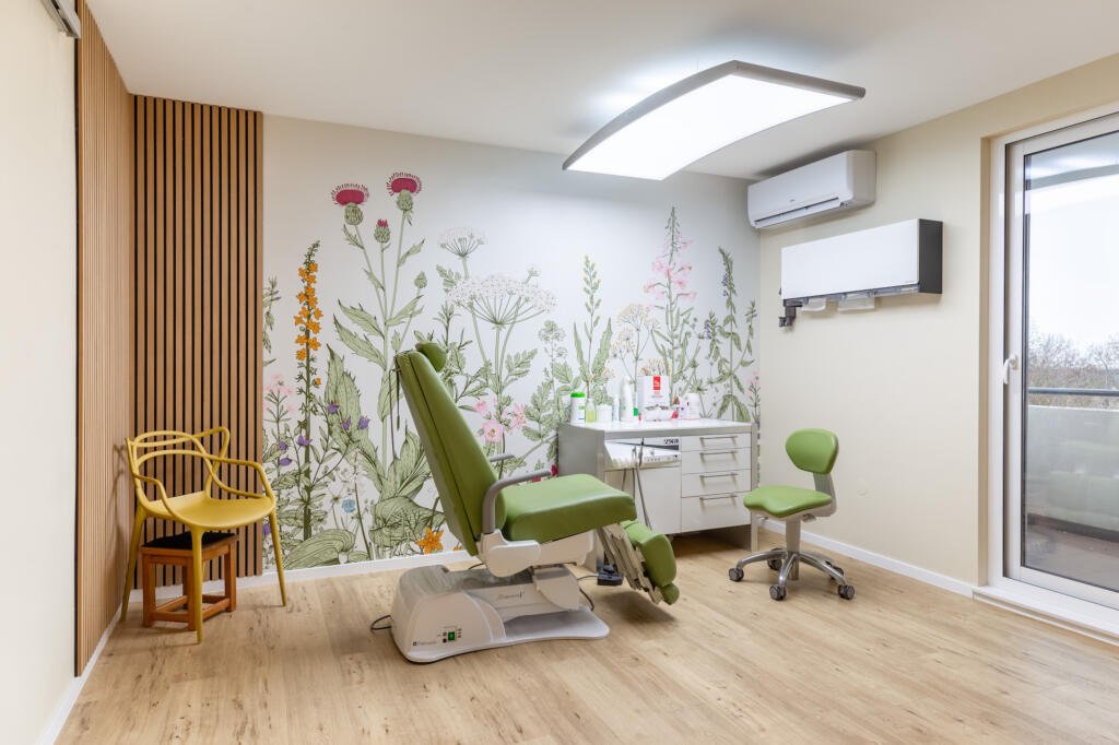 La salle de soins, son matériel au revêtement vert et le panoramique floral version couleurs, par Etymodéco, Magali Brustlein, Décoratrice et Expert Feng Shui à Saint Louis en Alsace