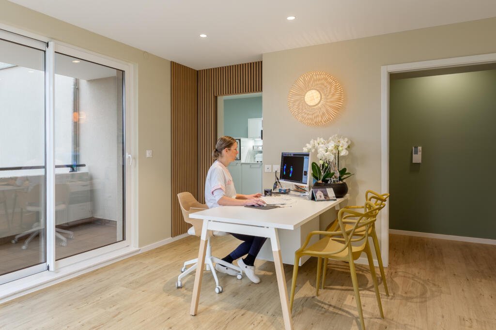 Le bureau de réception des patients avec poste informatique, par Etymodéco, Magali Brustlein, Décoratrice et Expert Feng Shui à Saint Louis en Alsace